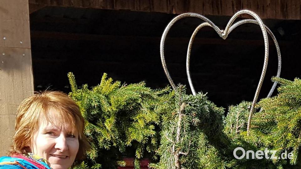 Der Verein für Gartenbau und Ortsverschönerung Lintach zaubert Brunnen-Schmuck aus Fichte und Buchs. Bild: exb