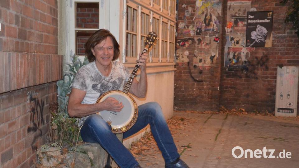 Schlagersänger Jürgen Drews mit seinem Banjo in den Studios von er TV-Serie "Rote Rosen". Bild: Kunz