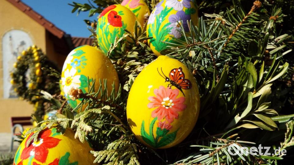 Liebevoll mit Hand bemalte Eier am Osterbrunnen in Welluck. Bild: ll