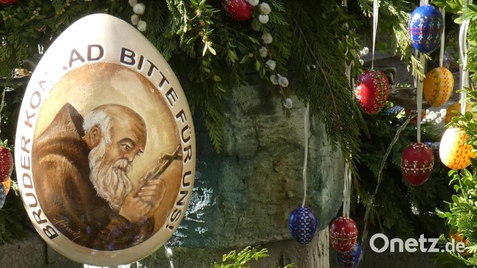 Am Brunnen der Bruder-Konrad-Kirche in Ebermannsdorf hat Künstler Hans-Georg Hierl den Patron auf einem Riesen-Ei verewigt. Bild: wec