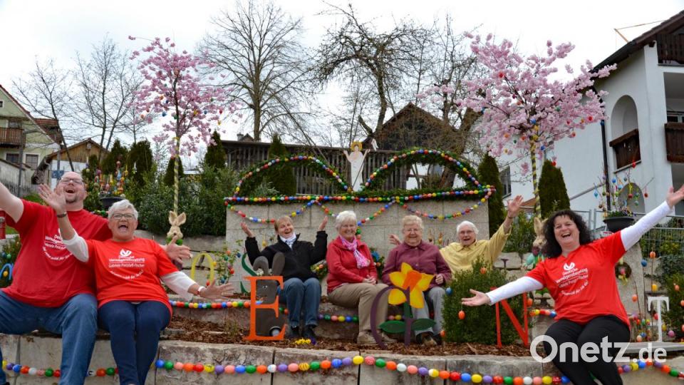 Der Heimat- und Kulturverein Ammerthal freut sich über seinen Osterbrunnen. Bild: Verena Schmid