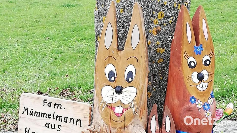 Der einzige Osterbrunnen der Marktgemeinde Königstein steht in Hannesreuth. Bewacht wird er von der Familie Mümmelmann. Bild: wku