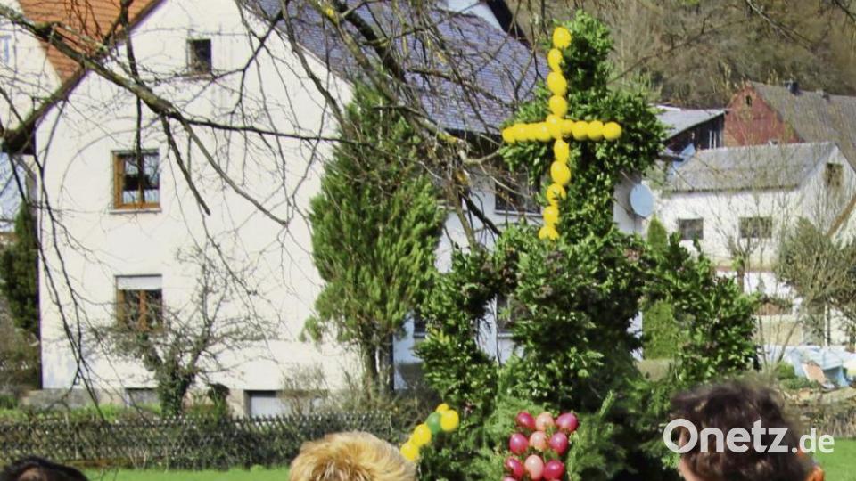 Fleißige Hände schmücken den Osterbrunnen am Etzelbach an der Ortsgrenze Lehenhammer/Lehendorf. Bild: ds