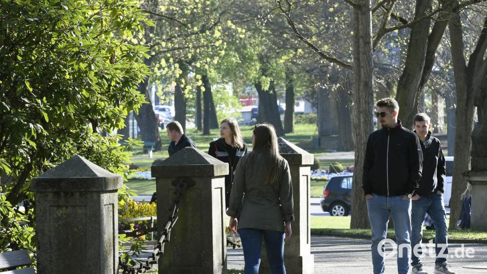 In der Amberger Altstadt waren am Karsamstag 87 Ostereier versteckt. Die Menschen drehten das gesamte Amberger Ei einmal um. Bild: Petra Hartl