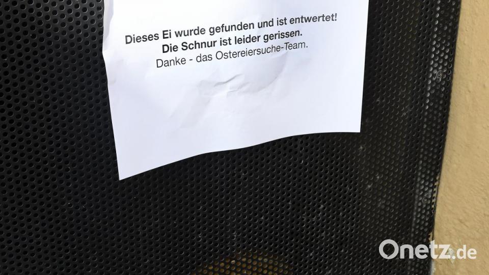 In der Amberger Altstadt waren am Karsamstag 87 Ostereier versteckt. Die Menschen drehten das gesamte Amberger Ei einmal um. Bild: Petra Hartl