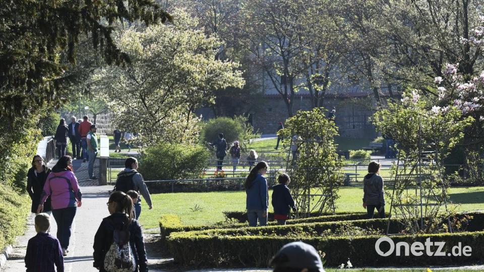 In der Amberger Altstadt waren am Karsamstag 87 Ostereier versteckt. Die Menschen drehten das gesamte Amberger Ei einmal um. Bild: Petra Hartl
