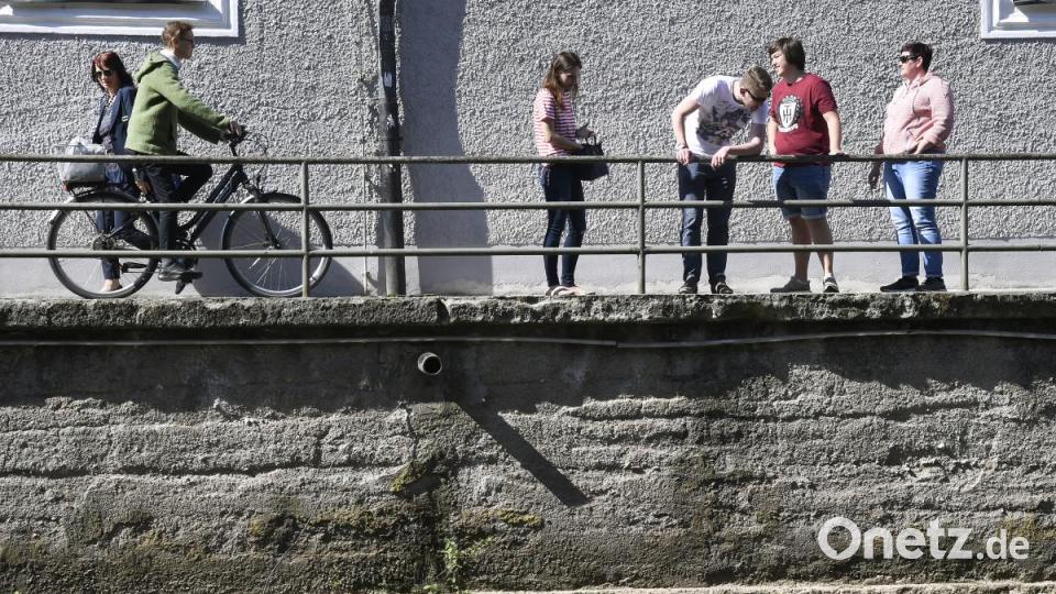 In der Amberger Altstadt waren am Karsamstag 87 Ostereier versteckt. Die Menschen drehten das gesamte Amberger Ei einmal um. Bild: Petra Hartl