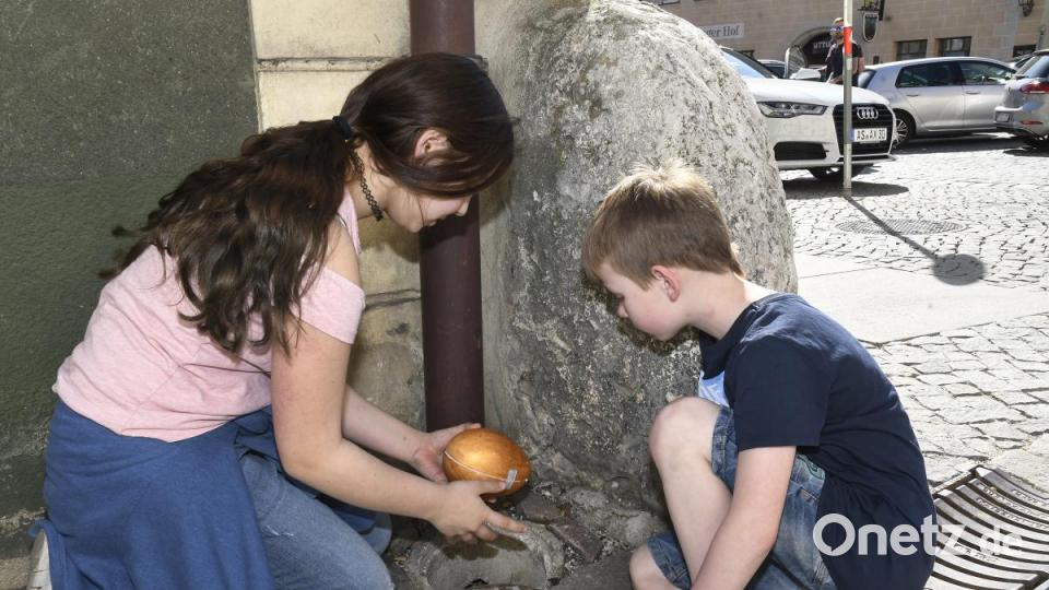 Die beiden haben eines der goldenen Eier in einem Gulli am Amberger Maltesterplatz gefunden. Bild: Petra Hartl