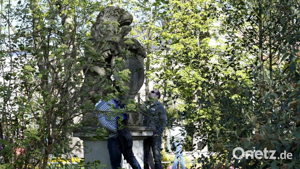In der Amberger Altstadt waren am Karsamstag 87 Ostereier versteckt. Die Menschen drehten das gesamte Amberger Ei einmal um. Bild: Petra Hartl