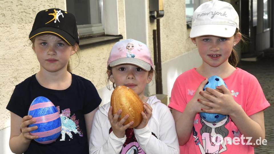 In der Amberger Altstadt waren am Karsamstag 87 Ostereier versteckt. Die Menschen drehten das gesamte Amberger Ei einmal um. Bild: Petra Hartl