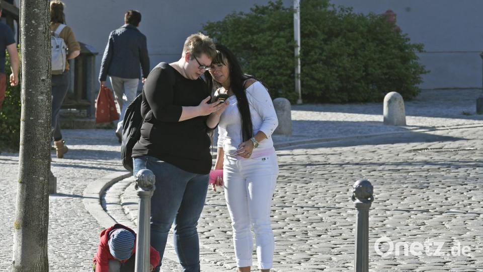 In der Amberger Altstadt waren am Karsamstag 87 Ostereier versteckt. Die Menschen drehten das gesamte Amberger Ei einmal um. Bild: Petra Hartl