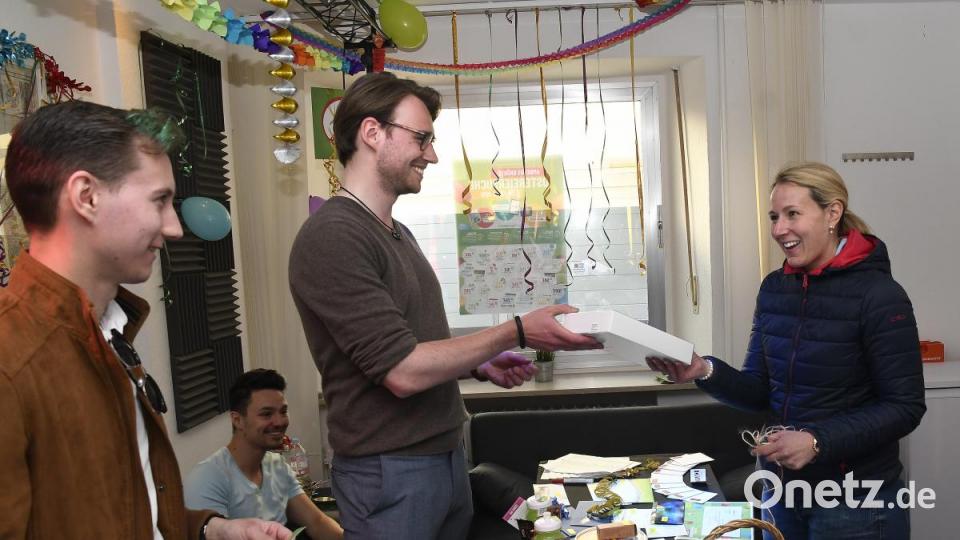 Alex Viebig (links) und Dominik Moser übergeben einen Preis in ihrem Büro. Bild: Petra Hartl