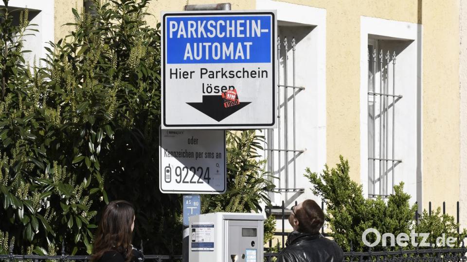 In der Amberger Altstadt waren am Karsamstag 87 Ostereier versteckt. Die Menschen drehten das gesamte Amberger Ei einmal um. Bild: Petra Hartl