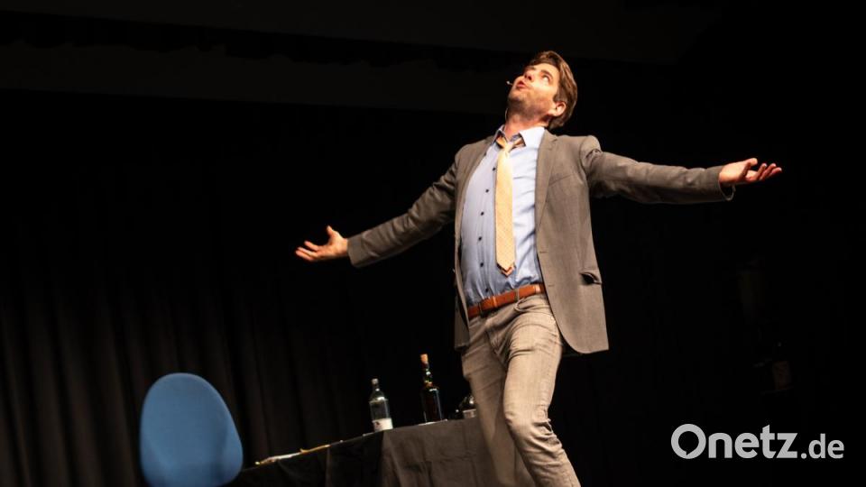 Claus von Wagner begeistert das Publikum in der Neustädter Stadthalle. Bild: pml