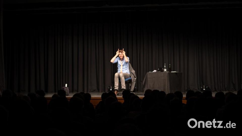 Claus von Wagner begeistert das Publikum in der Neustädter Stadthalle. Bild: pml