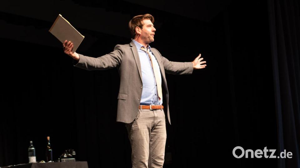 Claus von Wagner begeistert das Publikum in der Neustädter Stadthalle. Bild: pml