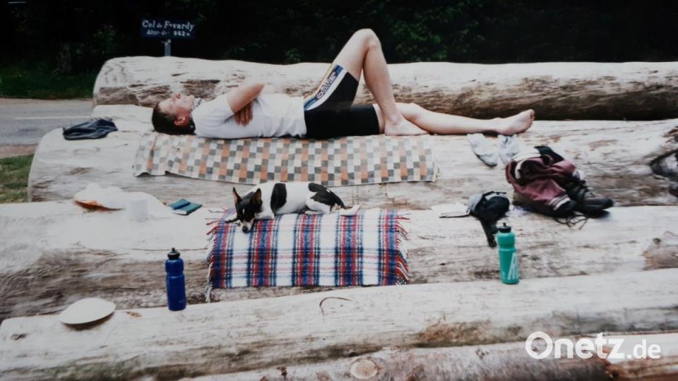 Zeit für ein Mittagsschläfchen. Josef Frischholz und Hündin Littlebit entspannen in der Sonne. Bild: Waltraud Frischholz