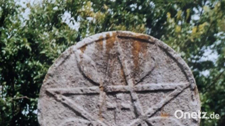 Hündin Littlebit entspannt unter dem &quot;Croix de Gibraltar&quot; bei Beneditenia. Hier kommen die drei klassischen, französischen Jakobswege zusammen, der Weg von Paris, derjenige von Vézelay und der von Le-Puy-En-Velay. Bild: Waltraud Frischholz