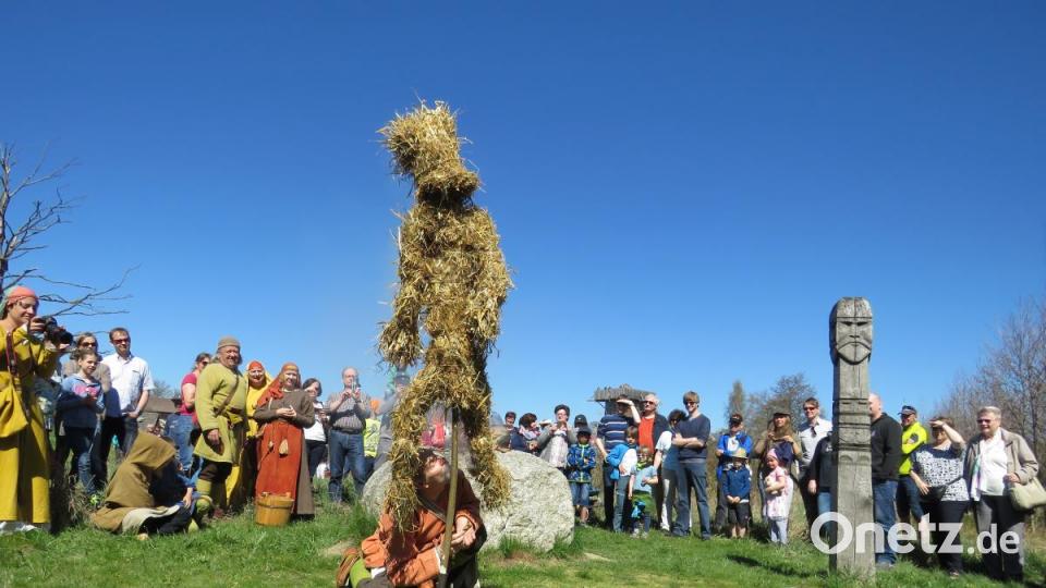 Spannung pur vor dem großen Moment: Die Strohpuppe wird angezündet. Bild: ubb