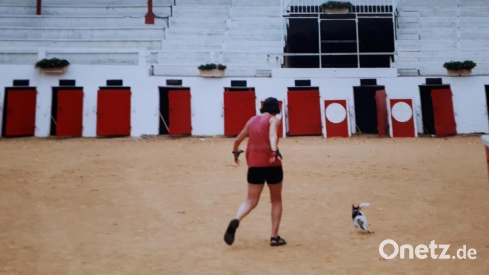Josef Frischholz spielt mit Hündin Littlebit in einer Stierkampfarena in Nogaro, Frankreich. Es war die erste Stierkampfarena auf die das Ehepaar Frischholz auf ihrem Weg nach Frankreich stieß. Bild: Waltraud Frischholz