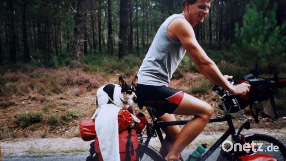 Genug vom Fahrradkorb. Mehr Freiheit hatte Littlebit auf dem Gepäckträger von Herrchen Josef Frischholz. Bild: Waltraud Frischholz