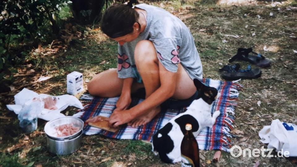 Endlich am Ziel! Waltraud Frischholz bereitet mit Littlebit auf einem Campingplatz in Santiago de Compostela Abendessen vor. Bild: Josef Frischholz