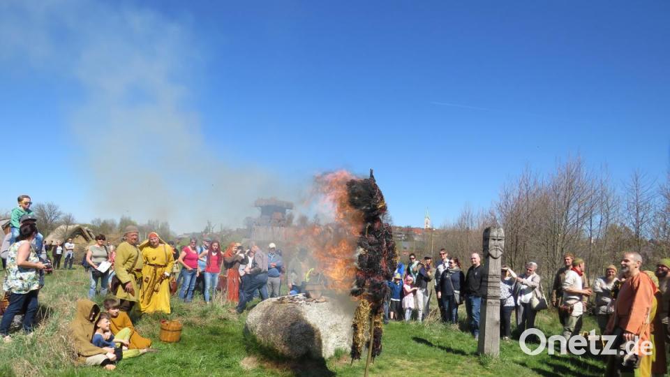 Lichterloh brennt die Strohpuppe: Im Mittelalter war das ein Zeichen dafür, dass der Winter endgültig vorbei ist. Bild: ubb