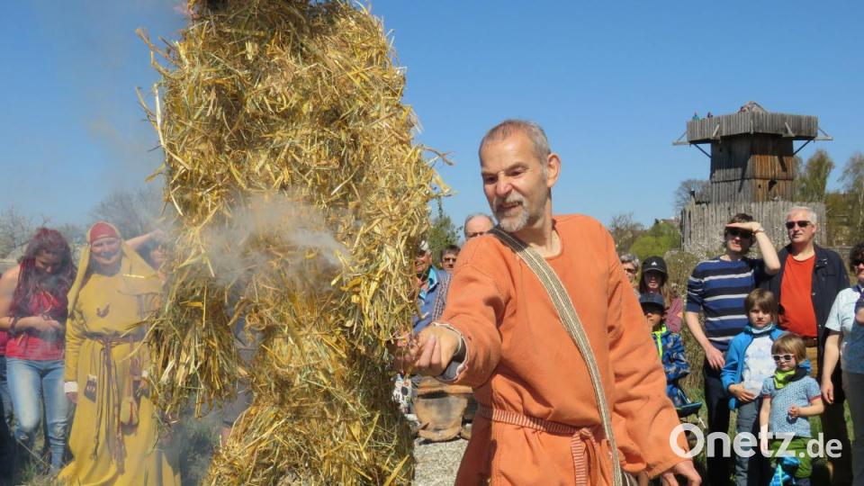 Rainer Suttner zündet die Strohpuppe mit handgemachtem Feuer an. Bild: ubb
