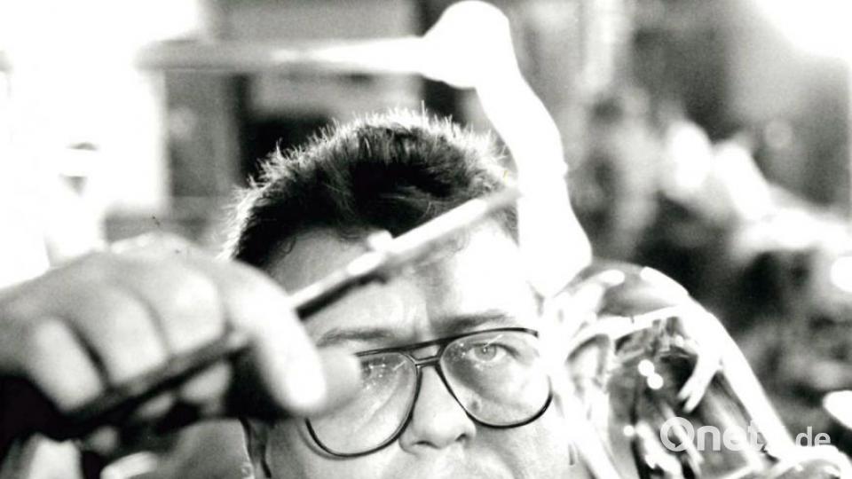 Diese Fundstücke aus dem Foto-Archiv der Amberger Zeitung zeigen, wie in den vergangenen Jahrzehnten in der Glasfabrik produziert wurde (Bild von 1992). Bild: Unger