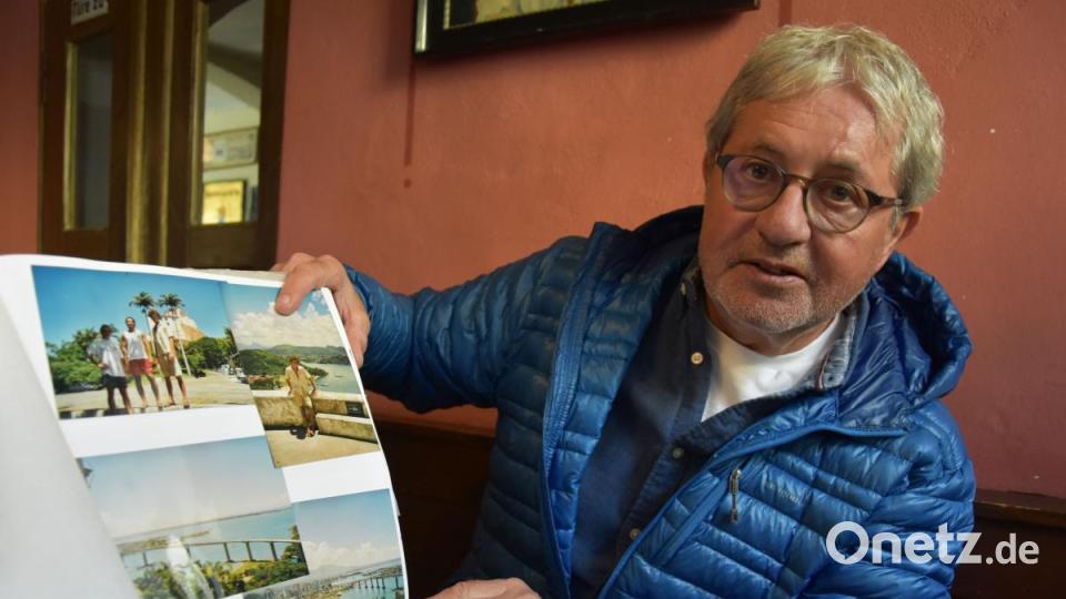 Der mittlerweile in Hersbruck lebende Wildenreuther Heinrich Frieser ist nicht nur in Sachen Holz in der ganzen Welt unterwegs. Beim "Gloser"-Zoigl in Windischeschenbach legt er die Hände auf Tischplatten aus einer Esche, die bei seinem Elternhaus in Wildenreuth wuchs. Bild: ui