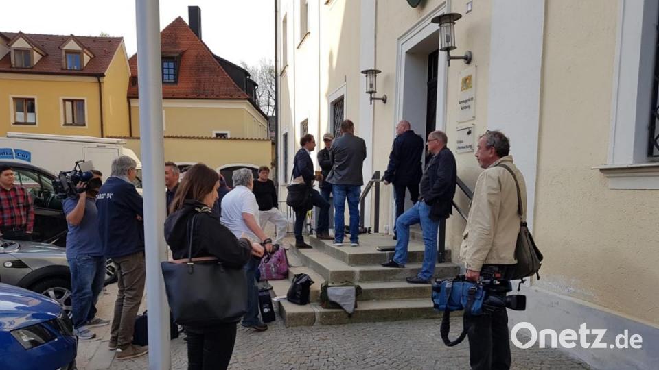 Groß war der Andrang am Dienstagmorgen vor dem Amtsgericht in Amberg. Bild: wih