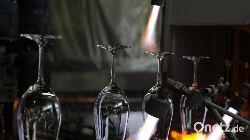 Rund eineinhalb Stunden dauert es vom heißen, rotglühenden Glastropfen bis zum fertigen Trinkglas, das in den Karton wandert. Bild: Wolfgang Steinbacher