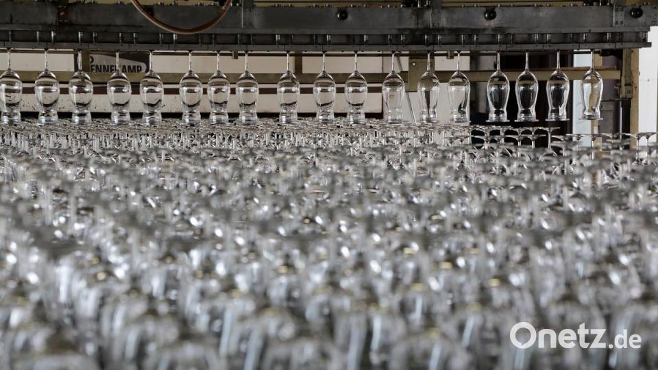 Gläser am laufenden Band: Sieben Tage die Woche, 24 Stunden am Tag produzieren die F.X.-Nachtmann Bleikristallwerke. Bild: Wolfgang Steinbacher