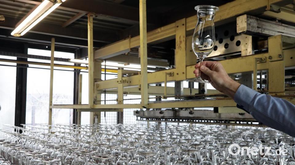Gläser am laufenden Band: Sieben Tage die Woche, 24 Stunden am Tag produzieren die F.X.-Nachtmann Bleikristallwerke. Bild: Wolfgang Steinbacher
