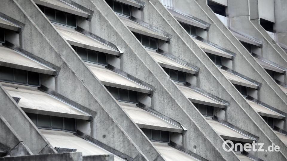 Das lamellenartige Dach lässt viel Licht und Helligkeit ins Innere, dabei blendet sie niemanden. Bild: Wolfgang Steinbacher