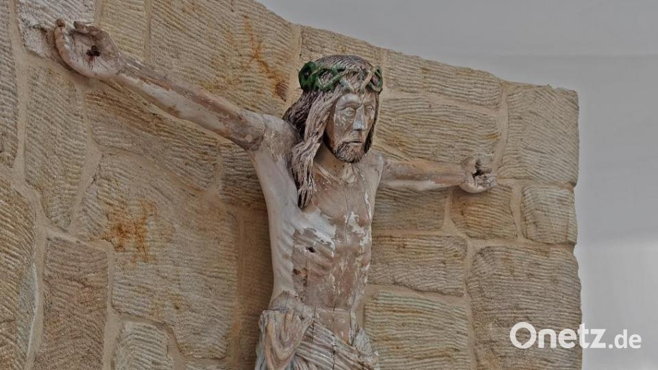 Die Christusfigur in der Theresienkapelle war einst an einem Flurkreuz bei Friedenfels angebracht. Bei einem Verkehrsunfall brach das Kreuz und die Figur landete bei einem Antiquitätenhändler. Von ihm kaufte sie Irene Schleicher. Mehrere Versuche, die Figur abzubeizen, waren nicht zufriedenstellend. Dann stellte sich heraus, dass sie perfekt zum Altarblatt passte. „Er wollte wohl so bleiben“, sagt Irene Schleicher. Bild: tr