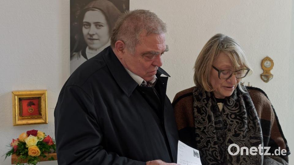 Peter und Irene Schleicher mit dem Kuvert in dem die erste Reliquie der heiligen Theresia in Köglitz ankam. Bild: tr