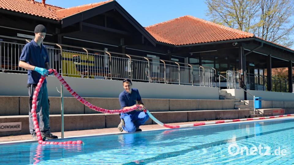 Das Wasser ist schon gefiltert, gechlort und einigermaßen warm mit 21 Grad: Da können die beiden Schwimmmeister Michael Meier (links) und Benny Wood die Leine ins Wasser lassen. Bild: spw