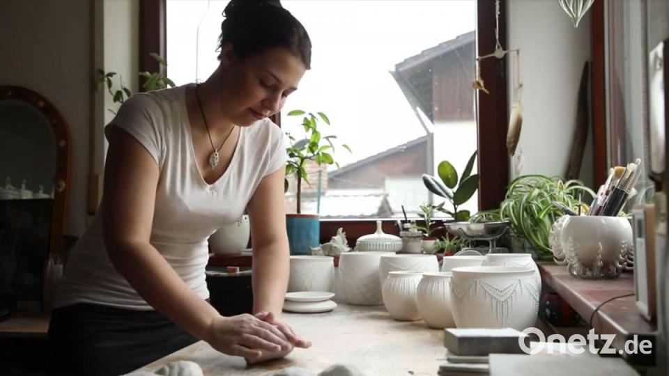 Sophia Weiß in ihrer Werkstatt in Schäflohe. Bild: Fitzgerald, Verena [vfi]