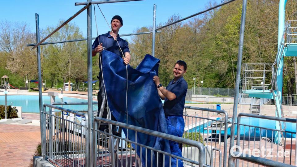 In den letzten Zügen: Die beiden Schwimmmeister Michael Meier (links) und Benny Wood installieren ein Sonnensegel. Bild: spw