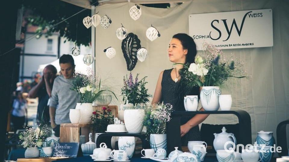 Sophia Weiß verkauft ihre Arbeiten auch am Amberger Krügelmarkt. Bild: Fitzgerald, Verena [vfi]