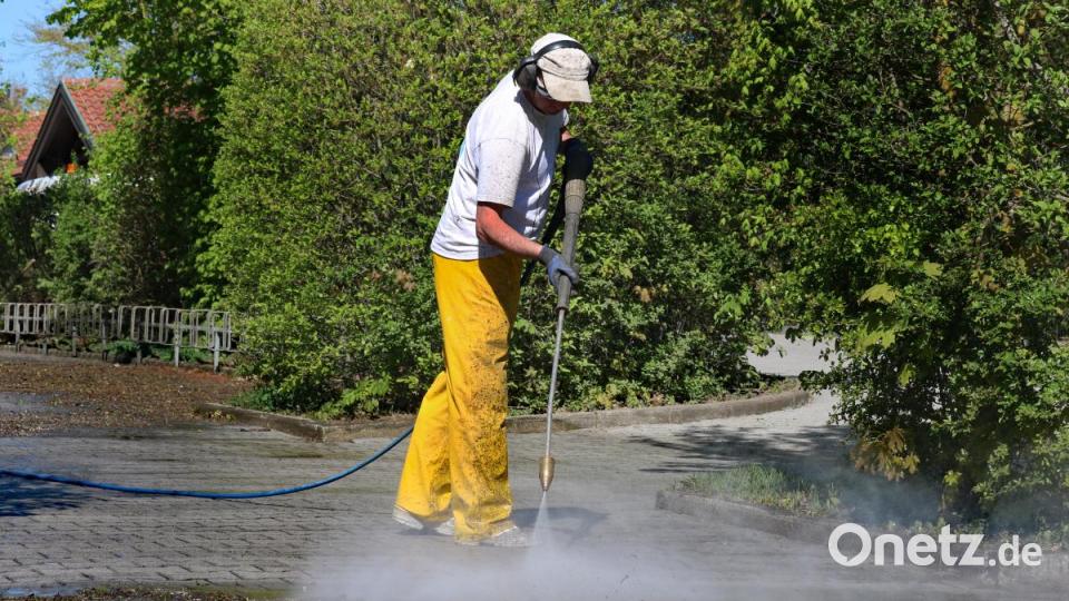 Vorsicht hier spritzt Wasser: Den letzten Schliff bekommt das Pflaster vor dem Hockermühlbad mit einer druckvollen Dusche. Bild: spw