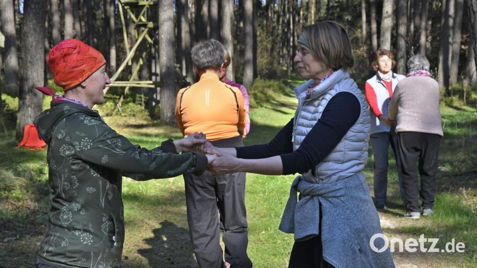 Eine ganz neue Wald-Erfahrung: Blind vertrauen. Bild: Petra Hartl