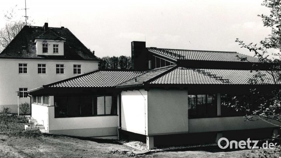 Am 28. April 1989 startete der Probebetrieb. Im Anbau wurde das Bewegungsbecken untergebracht, das ehemalige Schulhaus (links) bot Platz für medizinische Therapien und Massagen. Bild: Archiv NT