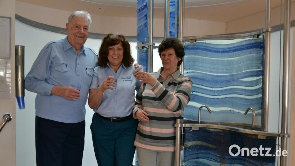 Jutta Hoffmann trifft immer wieder treue Kurgäste aus den Anfangsjahren. Hier nimmt sie mit Christa und Gerhard Epp am Trinkbrunnen einen Schluck aus der Sibyllenquelle. Das Ehepaar aus dem Raum Kaiserslautern ist seit 1993 regelmäßig zu Gast und kennt auch noch das alte Badehaus Maiersreuth. In Neualbenreuth fühlen sich die beiden sehr wohl: &quot;Sonst würden wir nicht jedes Jahr hierher kommen!&quot; Bild: as