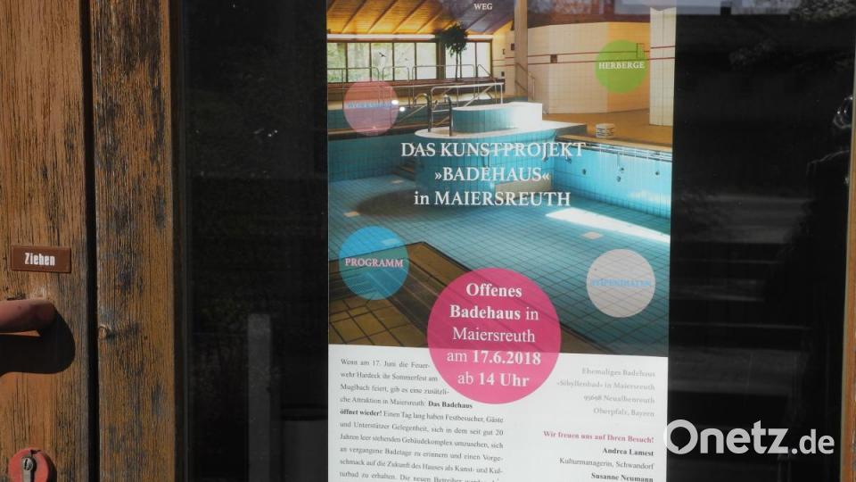 An der leicht verwitterten Tür des Badehauses hängt noch das Plakat zum Tag der offenen Tür 2018. Bild: as