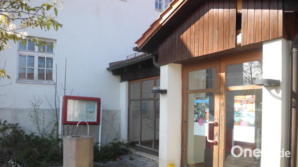 Der dezente Trinkbrunnen vor dem Badehaus passte zum Pilotprojekt. Bild: as