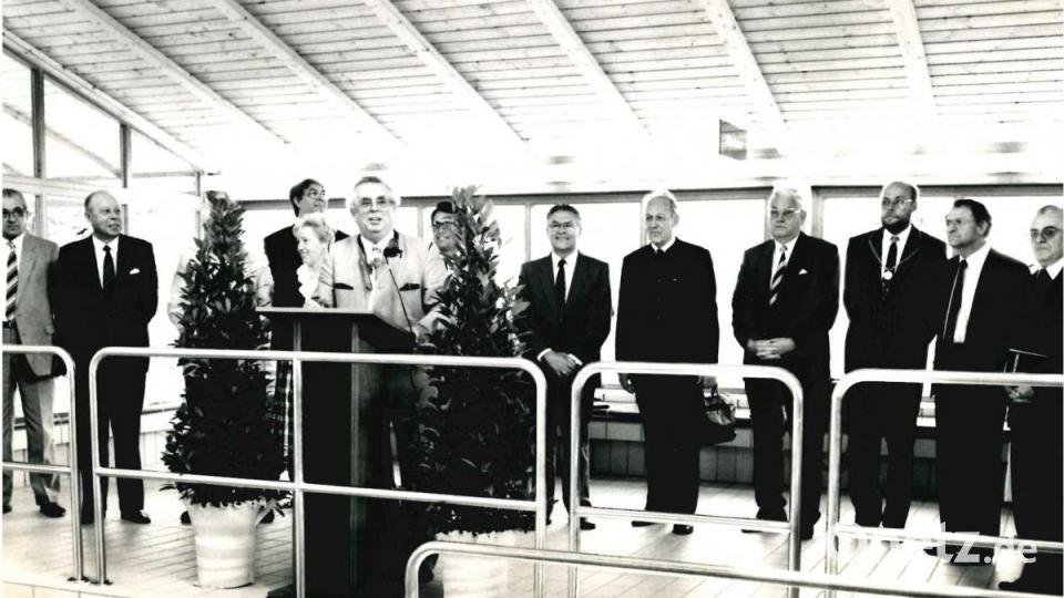 1989 freuten sich viele Ehrengäste über die offizielle Einweihung des Badehauses, darunter Bezirkstagspräsident Alfred Spitzner (am Rednerpult), Regierungspräsident Karl Krampol (Zweiter von links), Landrat Franz Weigl (Vierter von rechts) und Bürgermeister Albert Köstler (Dritter von rechts). Bild: Archiv NT