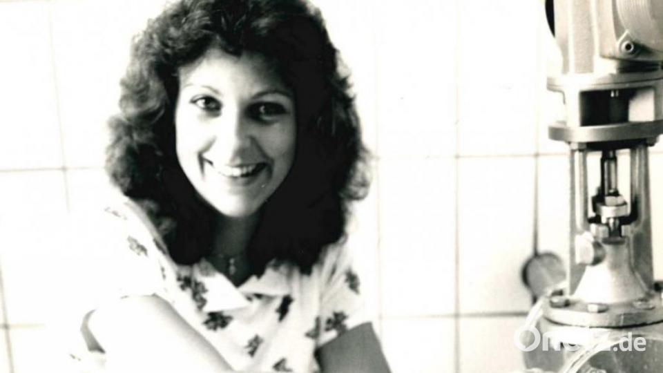 Jutta Hoffmann zapft 1989 im frisch eröffneten Maiersreuther Badehauses einen Becher Heilwasser. Einen Trinkbrunnen gab es vor dem Badehaus erst später. Bild: Archiv NT