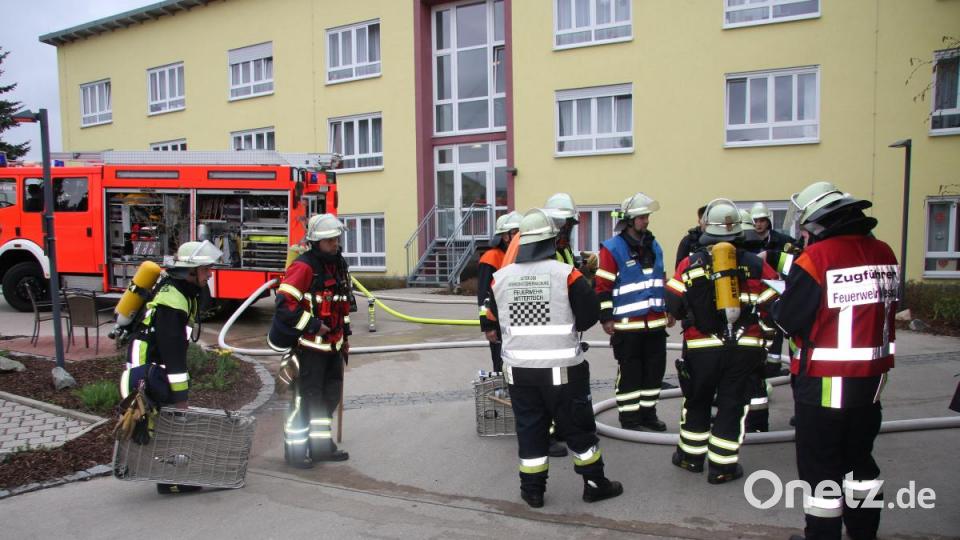 Von drei Seiten waren die Feuerwehrleute zugange, um das Brand-Szenario durchzuspielen Bild: wro